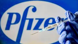 Рука с вакциной от Pfizer