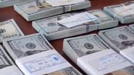 Пачки долларов лежат на столе