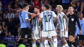 Момент матча сборных Аргентины и Уругвая
