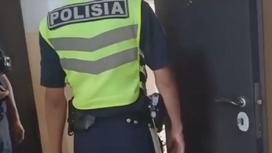 Полицейский возле двери жителя Кунаева