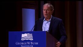 Джордж Буш-младший за трибуной
