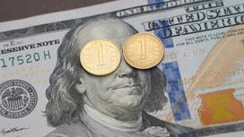 Две монеты тенге лежат на долларе