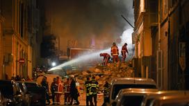 Спасатели на месте обрушения здания