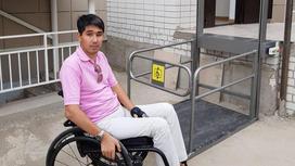 Мужчина в инвалидном кресле