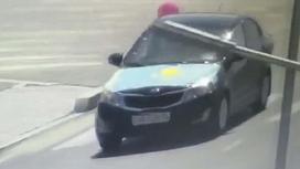 Авто с прикрепленным к капоту флагом Казахстана
