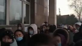 Педагоги толпятся у медучреждения в Алматы