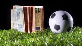 футбольный мяч и деньги. иллюстративное фото