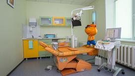 Кресло в кабинете стоматолога