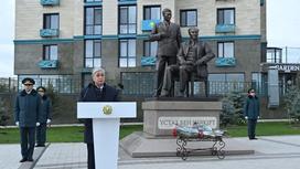 Касым-Жомарт Токаев перед памятником "Ұстаз бен шәкірт"