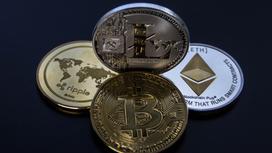 Монеты криптовалюты лежат на столе