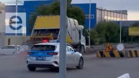 Полицейские преследуют мусоровоз