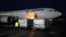 Погрузка гуманитарной помощи в самолет