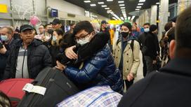 Прибывшие из Украины казахстанцы в аэропорту Алматы