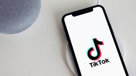 Логотип TikTok на экране смартфона