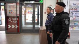 Полицейский дежурит у банкомата