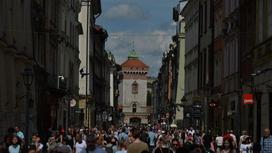 Толпа на улице в Кракове