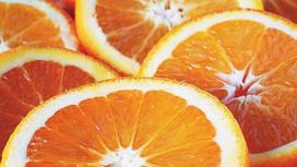 Разрезанные плоды апельсина лежат друг на друге