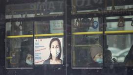 Пассажиры сидят в автобусе