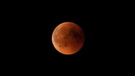 Луна, окрашенная в красный цвет