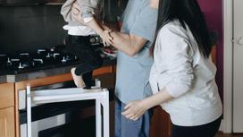 Родители с ребенком стоят на кухне