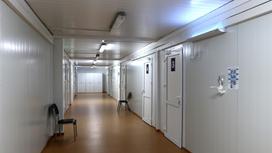 Стул стоит в пустом коридоре больницы