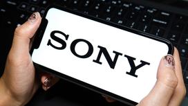 Человек держит в руках смартфон с логотипом Sony