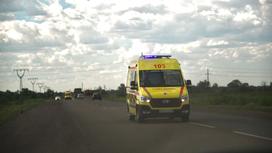 Машина скорой помощи на месте аварии в Карагандинской области