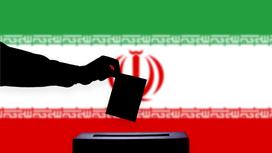 Человек бросает в урну бюллетень на фоне флага Ирана