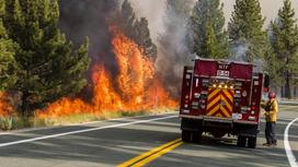 Огонь у дороги в Калифорнии