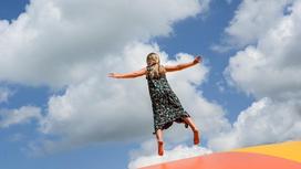 девочка прыгает на батуте