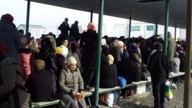 СМИ: Узбекистанцы жалуются на гигантские очереди на границе с Казахстаном