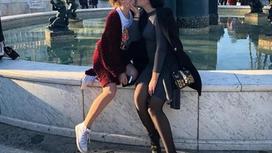 Целующуюся с сестрой Джуринскую обвинили в злоупотреблении фотошопом (фото)