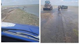 Внедорожник утонул из-за подтопления трассы в Акмолинской области (фото)