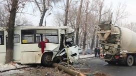 Мужчина вылетел в окно: 8 человек пострадало в ДТП с автобусом в Алматы