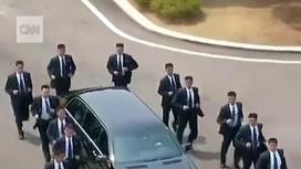 Бегущие за лимузином Ким Чен Ына охранники позабавили Cеть (видео)