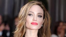 Анджелина Джоли запросила за визит в Казахстан миллион долларов