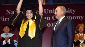 Выпускница рассказала, как Назарбаев вручал ей диплом «не по протоколу»