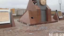 Плиты упали с монумента за 200 млн тенге в Уральске (фото)