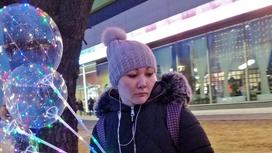Алматинцы выходят на перекрестки после работы, продавая шарики (фото)