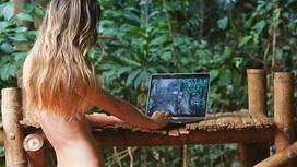Блогерша переехала в джунгли, чтобы есть фрукты и ходить голой