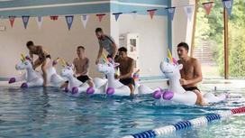 Сборная Англии отпраздновала победу над Тунисом в бассейне с единорогами (фото)