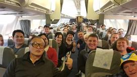 Алматинка встретила голливудских звезд в самолете