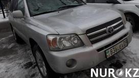 "Купил машину в кредит": Глыба льда разбила два авто в Караганде (фото)