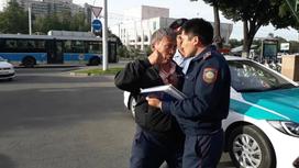 Алматинские полицейские мягко обращались с напавшим на них пьяным дебоширом (видео)