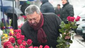 Щедрый алматинец купил жене на 8 Марта букет из 71-го тюльпана