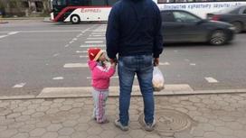 «Возьмите за руку ребенка»: в ДВД Астаны объяснили надписи на дорогах