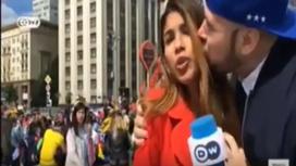 Ессіз жанкүйер тікелей эфир кезінде журналистің бетінен сүйіп алды (видео)