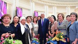 Аким Алматинской области поздравил женщин с 8 марта (фото)