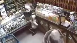 Видео жестокого убийства женщины в магазине взбудоражило Казнет