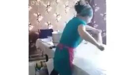 Қолымен қамыр жайып, аяғымен бесік тербеткен келіншек қызу талқыға түсті (видео)